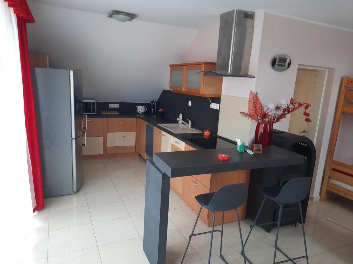 Fitt Apartman Lenti Buitenkant foto