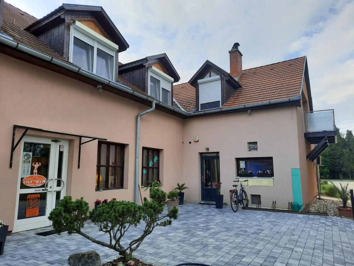 Fitt Apartman Lenti Buitenkant foto