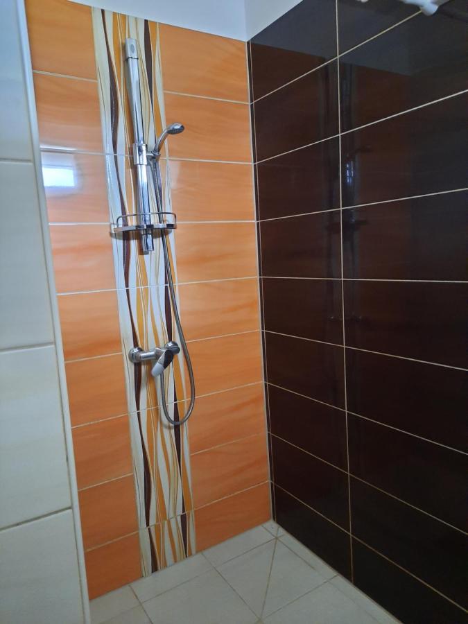 Fitt Apartman Lenti Buitenkant foto